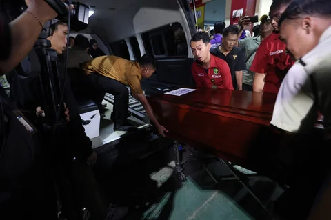 Petugas mengangkat peti jenasah korban kecelakaan kereta di Bekasi, Jawa Barat usai diserahkan kepada keluarga korban  di Rumah Sakit (RS) Polri Kramat Jati, Jakarta Timur, Selasa (28/04/2026).