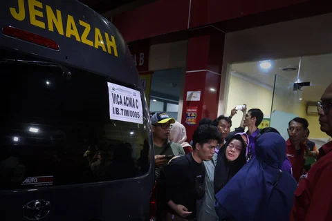 Keluarga korban menangis di Rumah Sakit (RS) Polri Kramat Jati, Jakarta Timur, Selasa (28/04/2026).