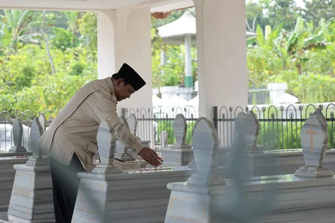 Momen Prabowo Ziarah ke Makam Kakeknya Margono Djojohadikusumo di Banyumas