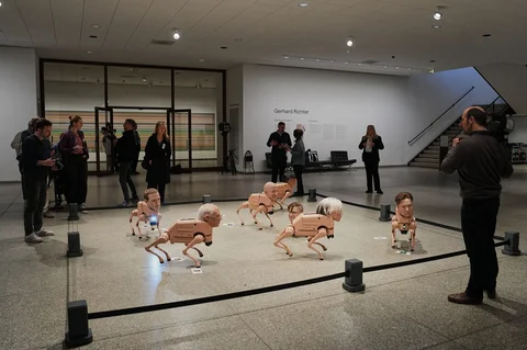 Robot-robot yang menyerupai Mark Zuckerberg, Pablo Picasso, Jeff Bezos, Kim Jong Un, Andy Warhol, dan Elon Musk, dipajang dalam instalasi berjudul Regular Animals karya seniman Beeple, Mike Winkelmann, di museum Neue Nationalgalerie di Berlin, Jerman, Selasa, (28/04/2026).