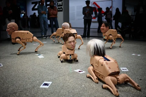 Robot-robot yang menyerupai Jeff Bezos, Elon Musk, Andy Warhol, dan Kim Jong Un, dipajang dalam instalasi berjudul Regular Animals karya seniman Beeple, Mike Winkelmann, di museum Neue Nationalgalerie di Berlin, Jerman, Selasa, (28/04/2026).
