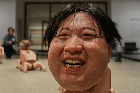 Sebuah robot yang menyerupai Kim Jong Un dipajang dalam instalasi berjudul Regular Animals karya seniman Beeple, Mike Winkelmann, di museum Neue Nationalgalerie di Berlin, Jerman, Selasa, (28/04/2026).