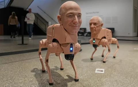 Robot-robot yang menyerupai Jeff Bezos (kiri) dan Pablo Picasso (kanan) dipajang dalam instalasi berjudul Regular Animals karya seniman Beeple, Mike Winkelmann, di museum Neue Nationalgalerie di Berlin, Jerman, Selasa, (28/04/2026).