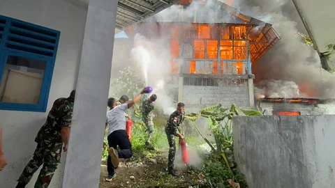 Momen Prajurit TNI AL Padamkan Kebakaran Pemukiman Warga di Manado