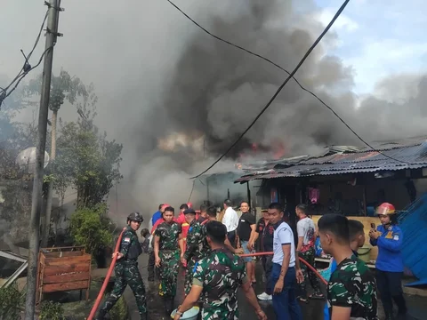Prajurit TNI Angkatan Laut dari Kodaeral VIII bersama petugas dan warga memadamkan kebakaran di permukiman Kelurahan Kairagi Weru, Kota Manado, Selasa (28/4/2026).