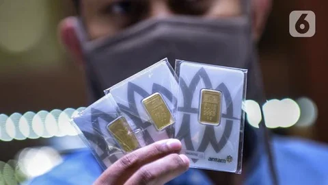 Pekerja menunjukkan emas di Cikini Gold Center, Jakarta, Selasa (28/7/2020). Harga emas batangan PT Aneka Tambang (Antam) pada 28 Juli 2020 menembus Rp1 juta/gram yang merupakan posisi tertin