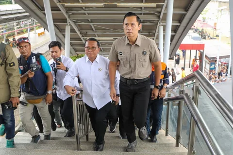 Menteri Koordinator Bidang Infrastruktur dan Pembangunan Kewilayahan Agus Harimurti Yudhoyono meninjau lokasi kecelakaan kereta di Stasiun Bekasi Timur, Kota Bekasi, Selasa (28/04/2026).,
