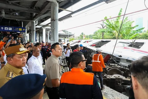Menteri Koordinator Bidang Infrastruktur dan Pembangunan Kewilayahan Agus Harimurti Yudhoyono meninjau lokasi kecelakaan kereta di Stasiun Bekasi Timur, Kota Bekasi, Selasa (28/04/2026).,