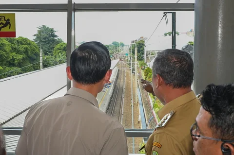 Menteri Koordinator Bidang Infrastruktur dan Pembangunan Kewilayahan Agus Harimurti Yudhoyono meninjau lokasi kecelakaan kereta di Stasiun Bekasi Timur, Kota Bekasi, Selasa (28/04/2026).,