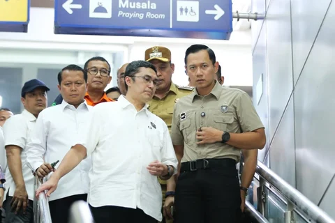 Menteri Koordinator Bidang Infrastruktur dan Pembangunan Kewilayahan Agus Harimurti Yudhoyono meninjau lokasi kecelakaan kereta di Stasiun Bekasi Timur, Kota Bekasi, Selasa (28/04/2026).,