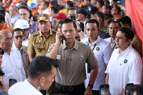 Menteri Koordinator Bidang Infrastruktur dan Pembangunan Kewilayahan Agus Harimurti Yudhoyono meninjau lokasi kecelakaan kereta di Stasiun Bekasi Timur, Kota Bekasi, Selasa (28/04/2026).,