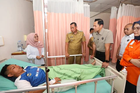 Menteri Koordinator Bidang Infrastruktur dan Pembangunan Kewilayahan Agus Harimurti Yudhoyono mengunjungi korban kecelakaan kereta yang dirawat di RSUD Kota Bekasi, Selasa (28/04/2026).
