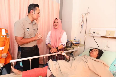 Menteri Koordinator Bidang Infrastruktur dan Pembangunan Kewilayahan Agus Harimurti Yudhoyono mengunjungi korban kecelakaan kereta yang dirawat di RSUD Kota Bekasi, Selasa (28/04/2026).