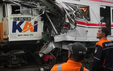 Penumpang menunggu kedatangan kereta LRT Jabodebek di Stasiun Dukuh Atas, Jakarta, Selasa (30/1/2024). (Liputan6.com/Herman Zakharia)