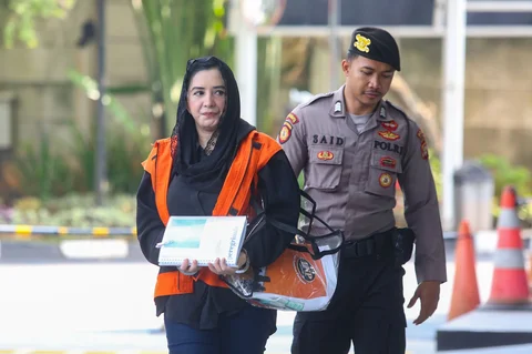 Tersangka kasus dugaan korupsi pengadaan barang dan jasa di Pemkab Pekalongan yang juga Bupati Pekalongan nonaktif, Fadia Arafiq  saat mendatangi gedung Merah Putih KPK, Jakarta Rabu (29/04/2026).<br />Merdeka.com/ arie basuki