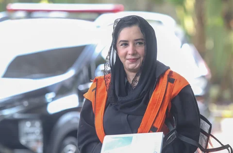 Tersangka kasus dugaan korupsi pengadaan barang dan jasa di Pemkab Pekalongan yang juga Bupati Pekalongan nonaktif, Fadia Arafiq  saat mendatangi gedung Merah Putih KPK, Jakarta Rabu (29/04/2026).<br />Merdeka.com/ arie basuki