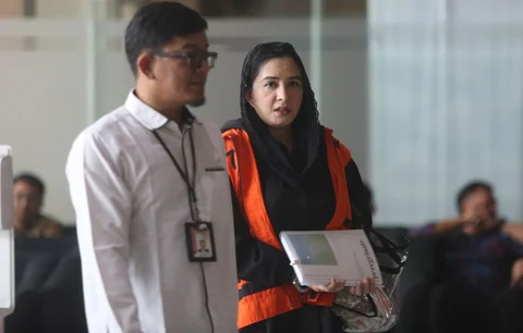 Tersangka kasus dugaan korupsi pengadaan barang dan jasa di Pemkab Pekalongan yang juga Bupati Pekalongan nonaktif, Fadia Arafiq  saat mendatangi gedung Merah Putih KPK, Jakarta Rabu (29/04/2026).<br />Merdeka.com/ arie basuki