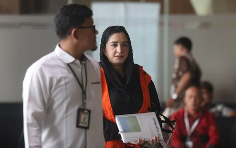 Tersangka kasus dugaan korupsi pengadaan barang dan jasa di Pemkab Pekalongan yang juga Bupati Pekalongan nonaktif, Fadia Arafiq  saat mendatangi gedung Merah Putih KPK, Jakarta Rabu (29/04/2026).<br />Merdeka.com/ arie basuki