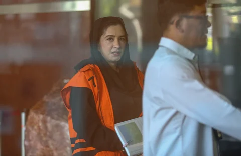 Tersangka kasus dugaan korupsi pengadaan barang dan jasa di Pemkab Pekalongan yang juga Bupati Pekalongan nonaktif, Fadia Arafiq  saat mendatangi gedung Merah Putih KPK, Jakarta Rabu (29/04/2026).<br />Merdeka.com/ arie basuki