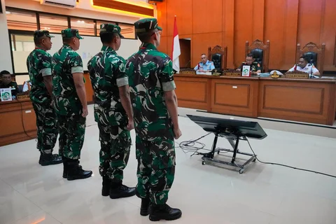 Terdakwa kasus penyiraman air keras kepada aktivis KontraS Andrie Yunusa (dari kiri)  Lettu Sami Lakka, Kapten  Nandala Dwi Prasetya, Lettu Budhi Hariyanto Widhi Cahyono, dan Serda  Edi Sudarko  saat menjalani sidang pembacaan dakwaan di Pengadilan Militer II-08, Jakarta, Rabu (29/4/2026).