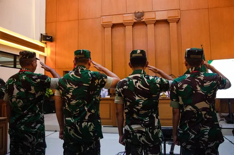 Terdakwa kasus penyiraman air keras kepada aktivis KontraS Andrie Yunusa (dari kiri)  Lettu Sami Lakka, Kapten  Nandala Dwi Prasetya, Lettu Budhi Hariyanto Widhi Cahyono, dan Serda  Edi Sudarko  saat menjalani sidang pembacaan dakwaan di Pengadilan Militer II-08, Jakarta, Rabu (29/4/2026).