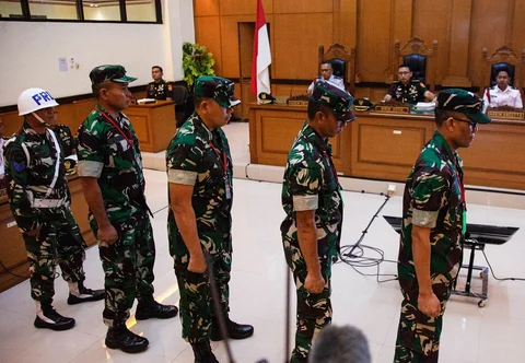 Terdakwa kasus penyiraman air keras kepada aktivis KontraS Andrie Yunusa (dari kiri)  Lettu Sami Lakka, Kapten  Nandala Dwi Prasetya, Lettu Budhi Hariyanto Widhi Cahyono, dan Serda  Edi Sudarko  saat menjalani sidang pembacaan dakwaan di Pengadilan Militer II-08, Jakarta, Rabu (29/4/2026).
