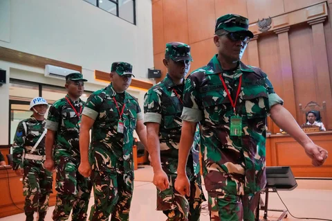 Terdakwa kasus penyiraman air keras kepada aktivis KontraS Andrie Yunusa (dari kiri)  Lettu Sami Lakka, Kapten  Nandala Dwi Prasetya, Lettu Budhi Hariyanto Widhi Cahyono, dan Serda  Edi Sudarko  saat menjalani sidang pembacaan dakwaan di Pengadilan Militer II-08, Jakarta, Rabu (29/4/2026).