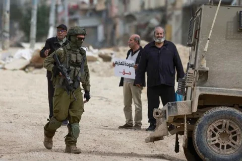 Warga Palestina berunjuk rasa setelah tentara Israel memblokir pintu masuk kamp pengungsi Palestina Nur Shams di Tepi Barat yang diduduki pada Senin 9 Februari 2026. Warga Palestina yang meng