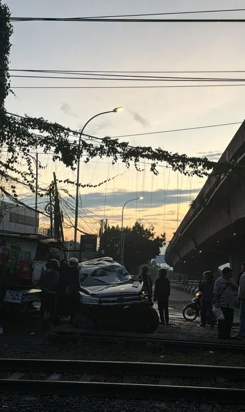Mobil Tersangkut Berujung Ditabrak Kereta
