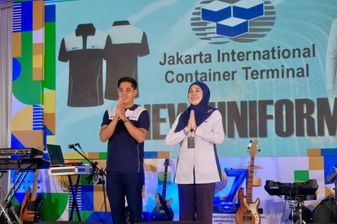 Karyawan Jakarta International Container Terminal (JICT) berpose mengenakan seragam baru di Jakarta, Rabu (1/4/2026).