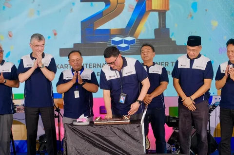 Direktur Utama Jakarta International Container Terminal (JICT) Ade Hartono memotong kue sebagai simbol peringatan HUT ke-27 JICT di Jakarta, Rabu (1/4/2026).