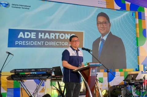 Direktur Utama Jakarta International Container Terminal (JICT) Ade Hartono menyampaikan sambutan pada peringatan HUT ke-27 JICT di Jakarta, Rabu (1/4/2026).