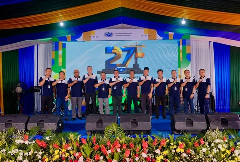 Jajaran komisaris, direksi dan manajemen Jakarta International Container Terminal (JICT) berfoto bersama mengenakan seragam baru di Jakarta, Rabu (1/4/2026).
