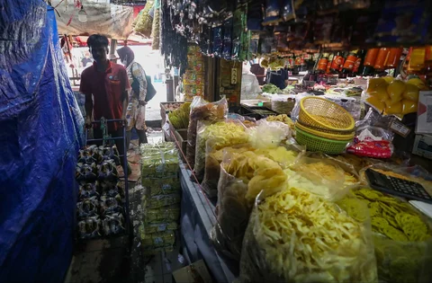 Pedagang beraktifitas pada pasar tradisional di  Palerah Jakarta, Jumat (03/04/2026).