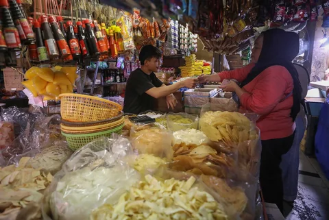 Pedagang melayani pembeli pada pasar tradisional di  Palerah Jakarta, Jumat (03/04/2026).