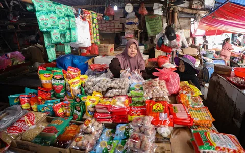 Pedagang melayani pembeli pada pasar tradisional di  Palerah Jakarta, Jumat (03/04/2026).