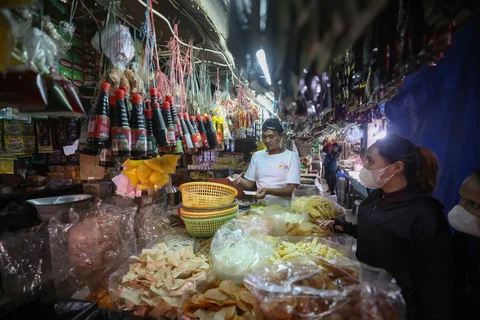 Pedagang melayani pembeli pada pasar tradisional di  Palerah Jakarta, Jumat (03/04/2026).