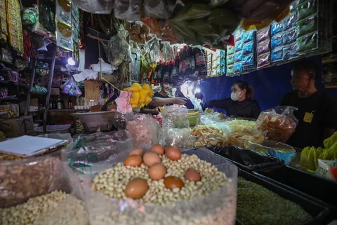 Pedagang melayani pembeli pada pasar tradisional di  Palerah Jakarta, Jumat (03/04/2026).