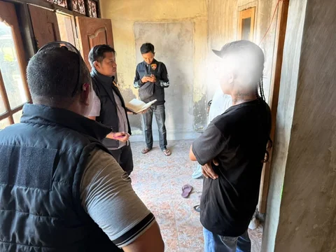 Polisi dan dua pelaku viral anjing dimasak di Bali saat diperiksa di Mapolsek Nusa Penida, Jumat (3/4)