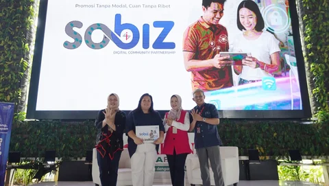 OVP Enterprise Marketing Regional Management Telkom Reni Yustiani (kedua dari kanan) resmi memperkenalkan program Sobat Indibiz (SOBIZ) dalam rangkaian program Kartini BISA Fest yang digelar beberapa waktu lalu.