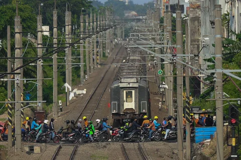 Perlintasan sebidang rel kereta api di Jalan Ampera, Bekasi, Jawa Barat, Kamis (30/04/2026).