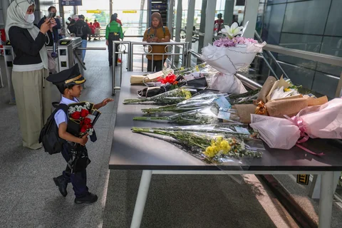 Seorang anak meletakkan karangan bunga di dekat pintu masuk peron di  Stasiun Bekasi Timur, Duren Jaya, Kota Bekasi, Kamis (30/04/2026).