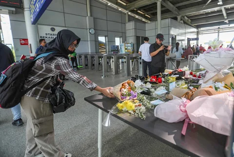 Warga meletakkan karangan bunga di dekat pintu masuk peron di  Stasiun Bekasi Timur, Duren Jaya, Kota Bekasi, Kamis (30/04/2026).