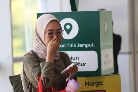 Warga menagis melihat karangan bunga  bunga di dekat pintu masuk peron di  Stasiun Bekasi Timur, Duren Jaya, Kota Bekasi, Kamis (30/04/2026).