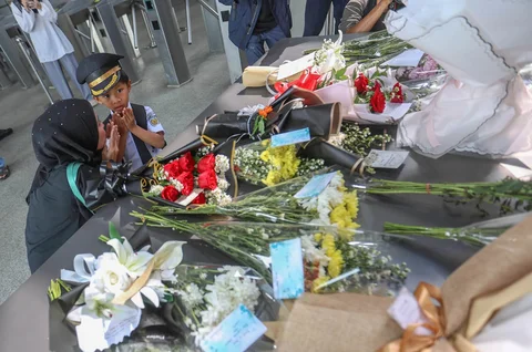 Seorang anak berdoa usai meletakkan karangan bunga di dekat pintu masuk peron di  Stasiun Bekasi Timur, Duren Jaya, Kota Bekasi, Kamis (30/04/2026).