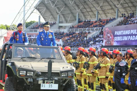 Wamendagri Akhmad Wiyagus saat menjadi Inspektur Upacara Peringatan HUT ke-107 Damkar dan Penyelamatan, HUT ke-76 Satpol PP, serta HUT ke-64 Satlinmas di Stadion Gelora Sriwijaya