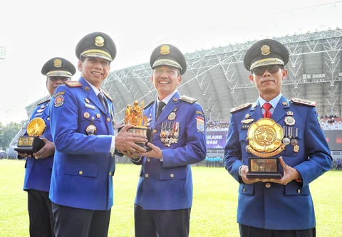 Wamendagri Akhmad Wiyagus saat menjadi Inspektur Upacara Peringatan HUT ke-107 Damkar dan Penyelamatan, HUT ke-76 Satpol PP, serta HUT ke-64 Satlinmas di Stadion Gelora Sriwijaya