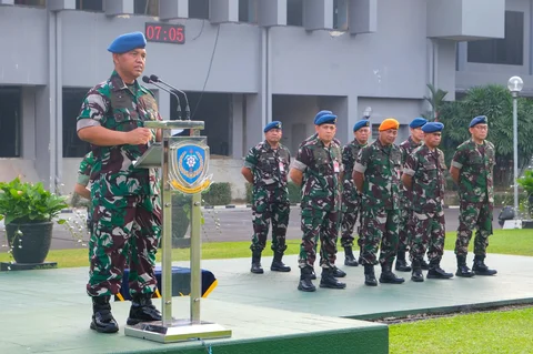 Kepala Staf Koops Udara Nasional Marsda TNI Purwoko Aji Prabowo memimpin apel khusus yang diikuti personel Koops Udara Nasional  di lapangan upacara Makoopsudnas, Halim Perdanakusuma, Kamis (30/4/2026).