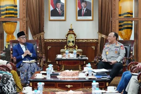 Wakapolri Dedi Prasetyo bertemu Wakil Menteri Haji dan Umrah RI Dahnil Anzar Simanjuntak di Bareskrim Polri, Jakarta, Kamis (30/4/2026),
