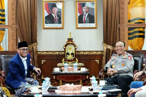 Wakapolri Dedi Prasetyo bertemu Wakil Menteri Haji dan Umrah RI Dahnil Anzar Simanjuntak di Bareskrim Polri, Jakarta, Kamis (30/4/2026),